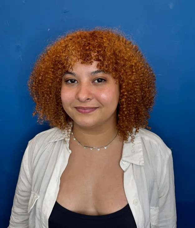 Ruivo Ondulado — Coloração personalizada e corte que realça as ondas naturais sem perder o comprimento. no Studio do Jon em Belo Horizonte