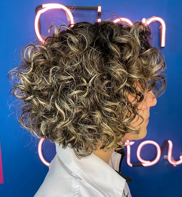 Curto com Mechas Douradas — Cachos curtos com mechas douradas estratégicas. Volume e brilho em perfeita harmonia. no Studio do Jon em Belo Horizonte
