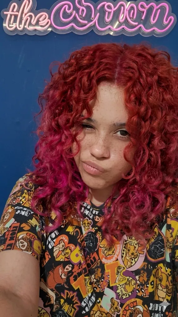 Explosão de Cor — Coloração em cachos tipo 3. Saúde do fio mantida com brilho e definição vibrante. no Studio do Jon em Belo Horizonte