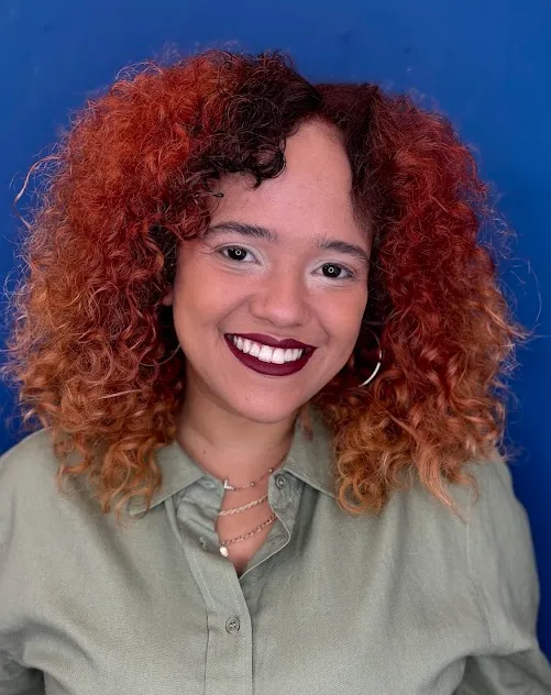 Ruivo Explosão de Cor — Coloração ruiva intensa em cachos soltos. Brilho e definição do couro à ponta. no Studio do Jon em Belo Horizonte