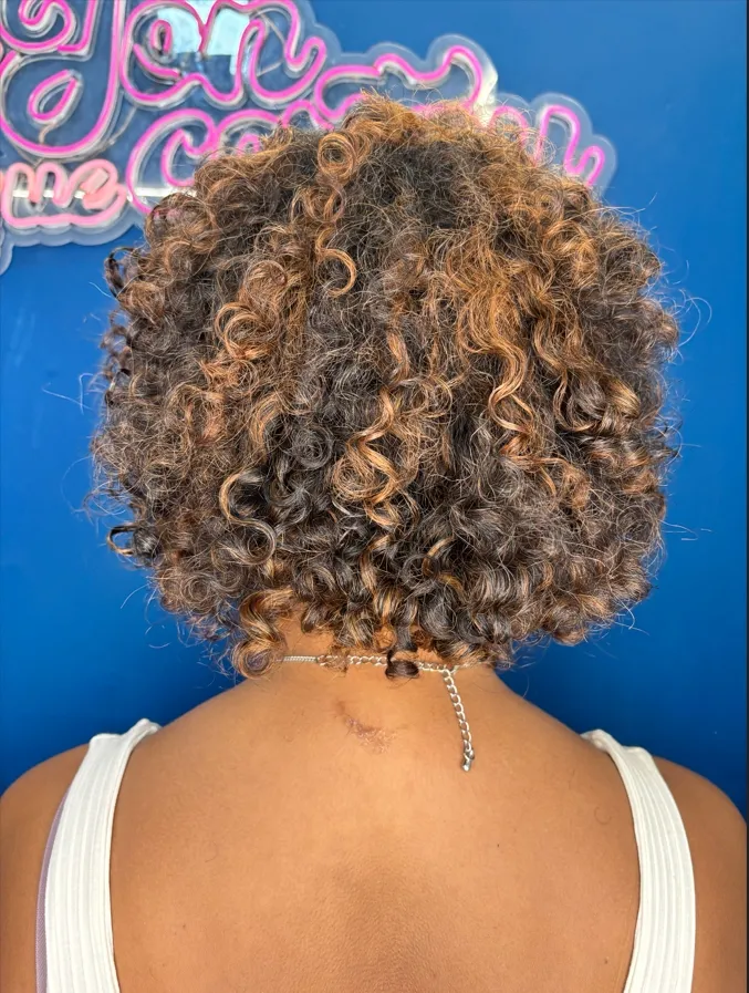 Curto Iluminado — Praticidade e estilo moderno com mechas pontuais em corte curto estruturado. no Studio do Jon em Belo Horizonte