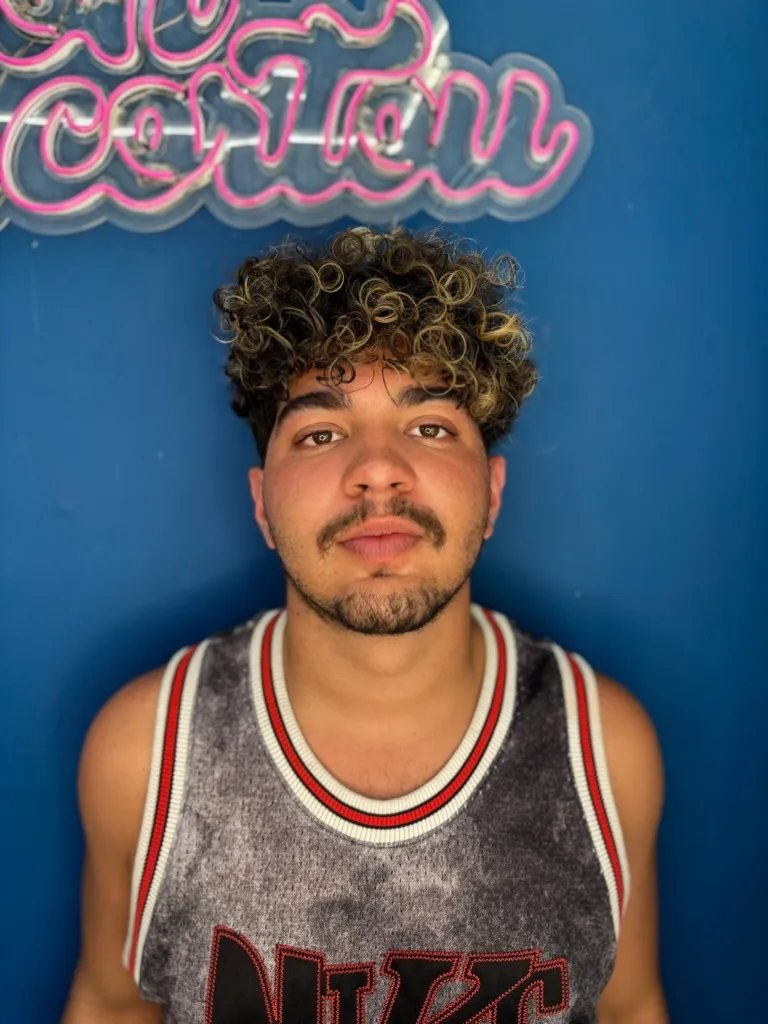 Cachos com Luzes — Corte visagista masculino para realçar a iluminação técnica e o volume superior. no Studio do Jon em Belo Horizonte