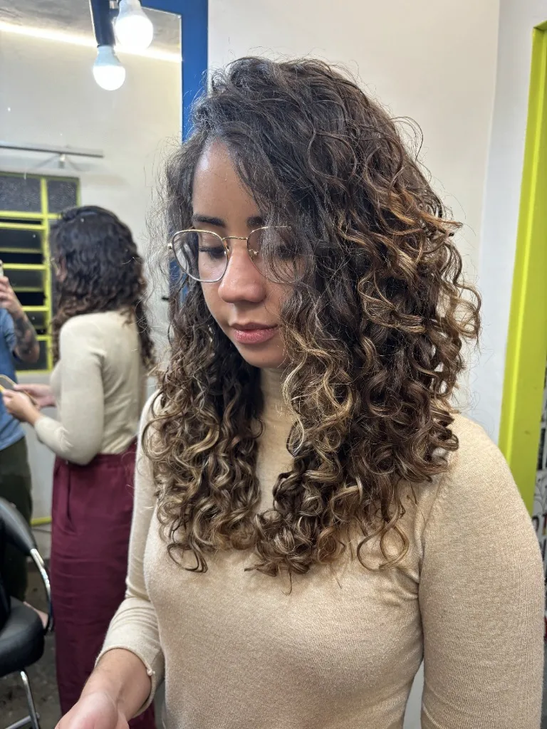 Iluminação Visagista — Mechas criadas estrategicamente para valorizar o rosto e a curvatura natural. no Studio do Jon em Belo Horizonte
