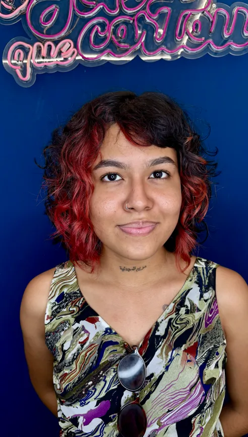 Short Curly com Mechas — Estilo moderno com iluminação vermelha para destacar o movimento do corte curto. no Studio do Jon em Belo Horizonte