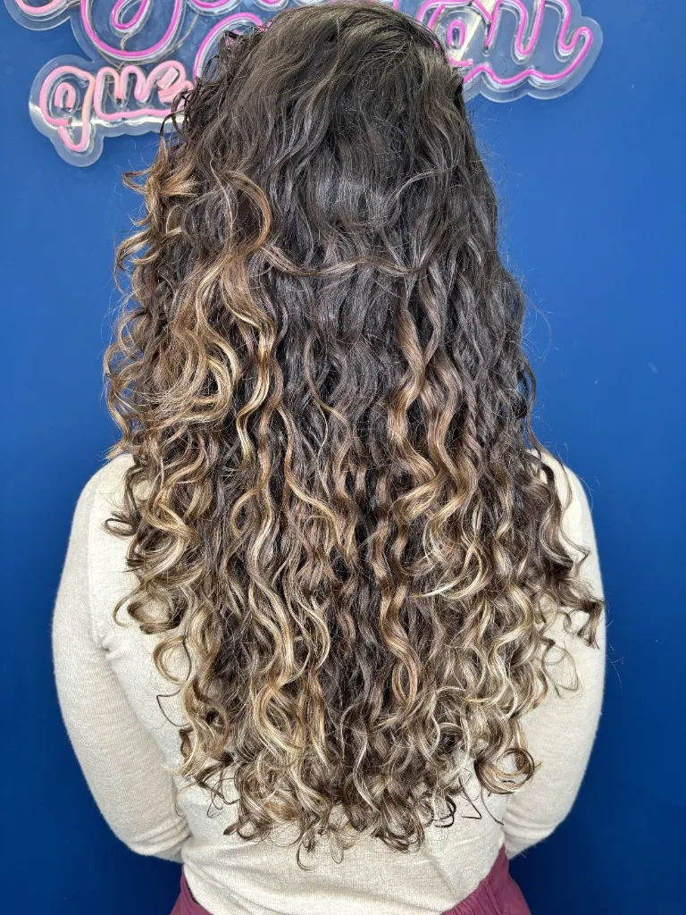 Design de Mechas e Brilho — Contraste e luminosidade em cabelos cacheados com foco total na saúde da fibra. no Studio do Jon em Belo Horizonte